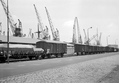 849027 Afbeelding van goederenwagens in het westelijke havengebied van Amsterdam.